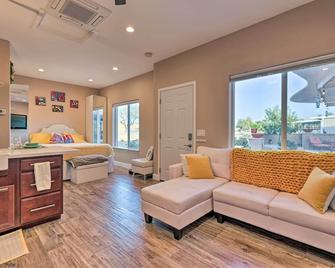 Modern Sun City Studio Near Deer Valley Golf - Sun City West - Sala de estar