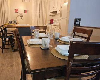 Curby 2-bedroom apartment is warm and comfortable in Deseronto - Deseronto - Restaurant