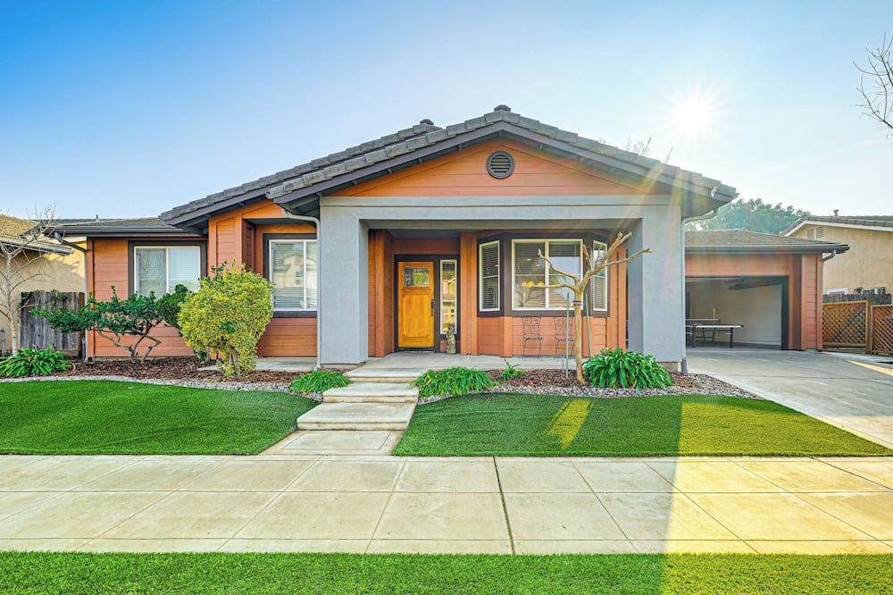26 Mi to Fresno Pet-Friendly Home in Reedley! - Reedley - Building