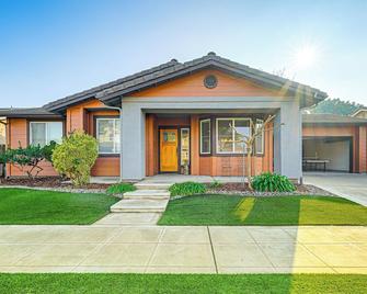26 Mi to Fresno Pet-Friendly Home in Reedley! - Reedley - Building