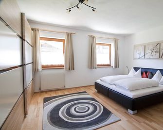 4 to 12 people, ski vacation, hiking vacation, cultural vacation, quiet dreamlike location - Schlitters - Bedroom
