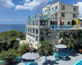Ocean View Hotel and Restaurant - Coxen Hole - Building