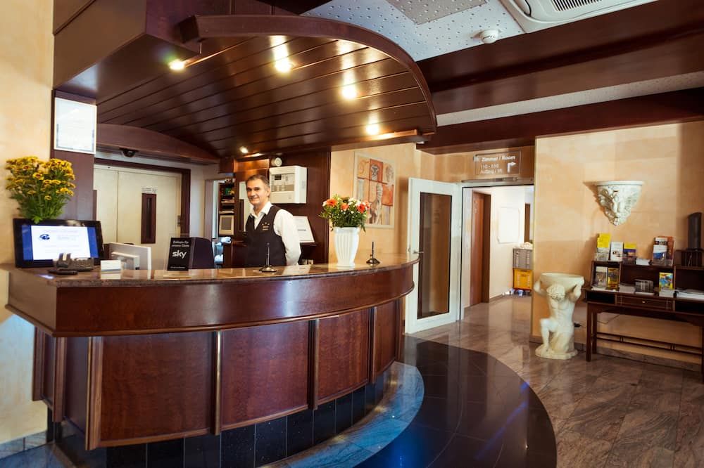 Aparthotel Astro - Nichtraucherhotel - שטוטגרט - דלפק קבלה