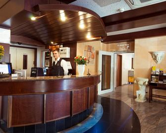 Aparthotel Astro - Nichtraucherhotel - שטוטגרט - דלפק קבלה