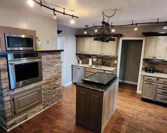 Family Cove Beach House - Ortonville - Kitchen