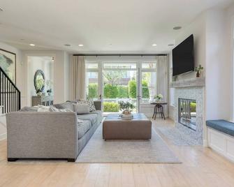 Emerald Cove by Avantstay Mins to Beach & Pier - Newport Beach - Living room
