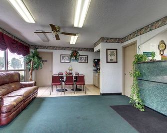 كي ويست إن - مونتجومري - مونتغومري (الاباما) - غرفة معيشة