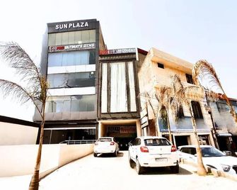 Hotel Monday - Your Standard And Comfortable Stays - Khanna - Edificio