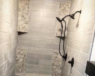 Newly renovated Farm-house within mins from Grand Park. Sleeps over 13! - Westfield - Bathroom