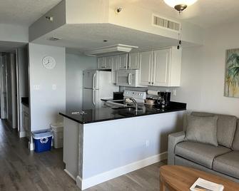 Tropic Shores Resort - Daytona Beach Shores - Kitchen