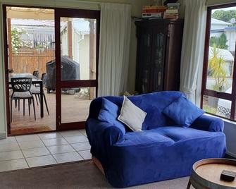 Papaka Bach - Awesome Waterfront Location - Tutukaka - Living room