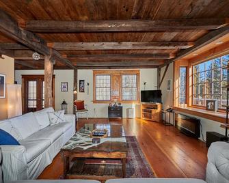 Brooksong, the perfect Berkshires getaway - Dalton - Living room