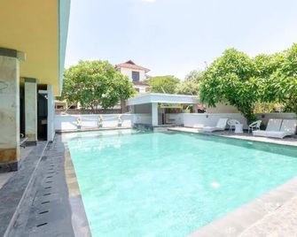 Flagship 2688 Guntur Hotel - Sukawati - Pool