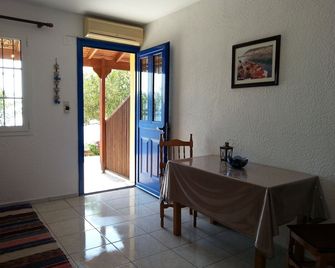 Panormitis Pizanias houses - Skalia - Dining room