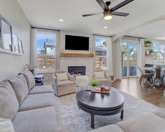 NEW Radiant family home with impeccable design close to USAFA - Colorado Springs - Living room