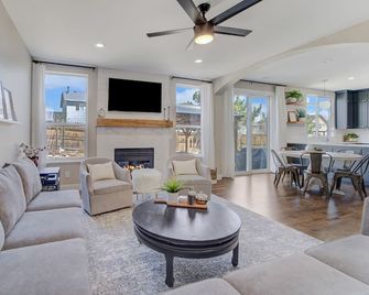 Radiant family home with impeccable design close to USAFA - Colorado Springs - Sala de estar