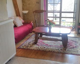 Gîte in a 1900 Périgord Noir house on the1st floor with its own entrance - Beynac-et-Cazenac - Living room