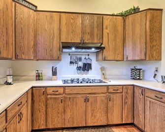 Kathys Cabin, King Bed, Hot Tub, Near-Nau & Downtown Attractions, Perfect Year-Round Mountain Getaway - Flagstaff - Kitchen