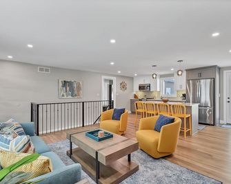 Full Remodel Steps to Lambeau Titletown Resch - Green Bay - Sala de estar