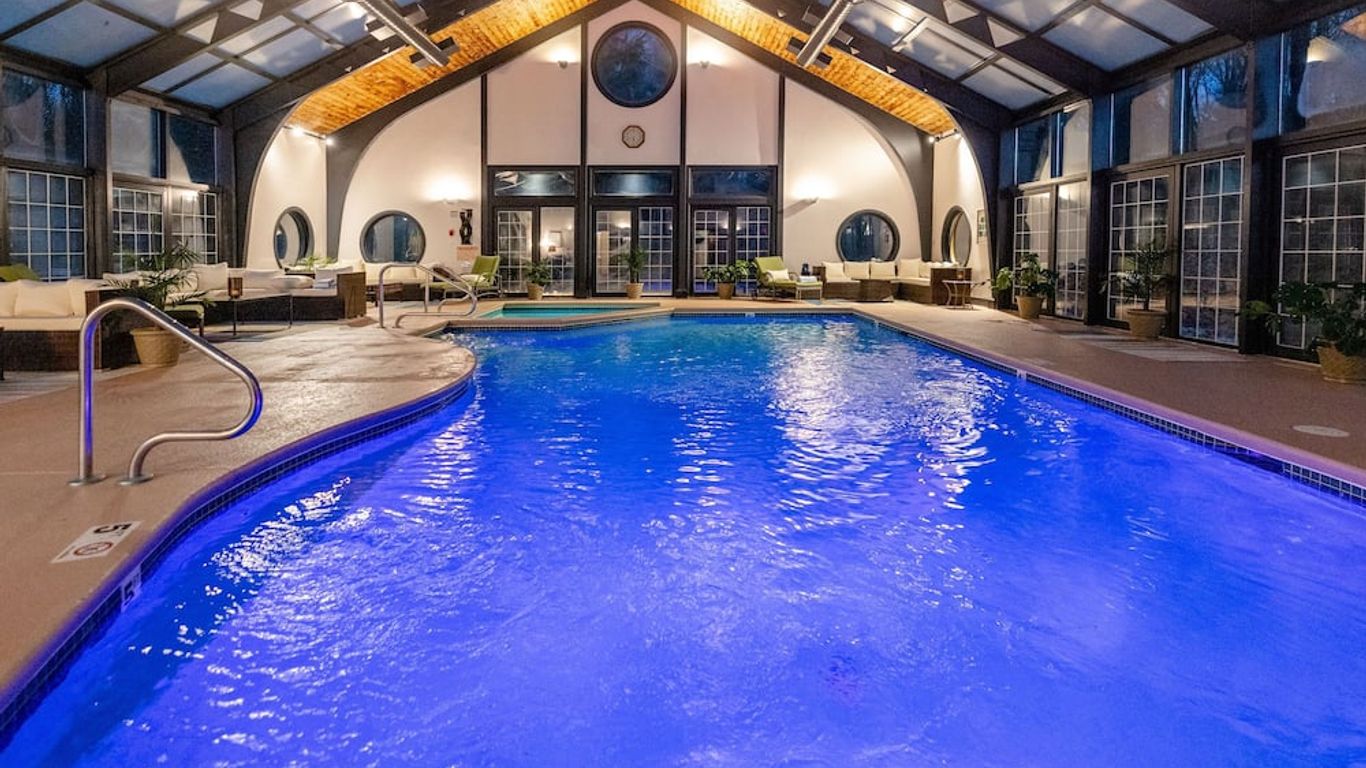 Chateau Merrimack Resort & Spa