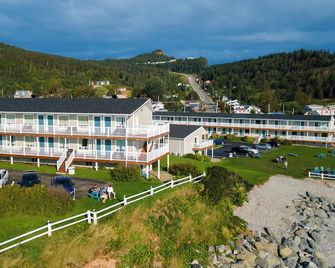 Hotel Les Trois Soeurs - Perce - Building