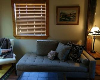 Quaint & Cozy stay in the Moose Viewing Capital of Colorado! Dogs welcome! - Walden - Living room