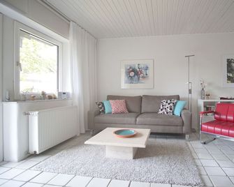 Modern, bright and quiet apartment in the heart of the Black Forest - Sankt Märgen - Huiskamer