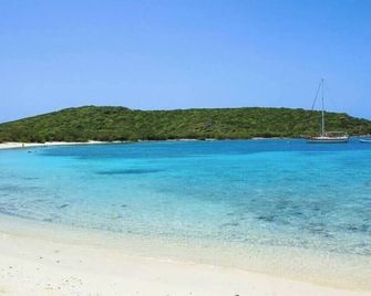 Amazing dual views - Island vibe - Great value - Coral Bay - Beach