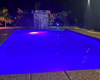 Charming 2-bedroom house 25 minutes from La Fortuna ,Arenal volcano . - Aguas Zarcas - Piscina