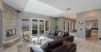 Luxury Modern Estate, Amazing Strip Views! Pool, Spa, Basketball, Game Room - Las Vegas - Living room
