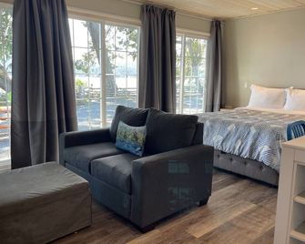 Waterfront Cottage with Beach Access - Sleeps 2 - Sooke - Bedroom