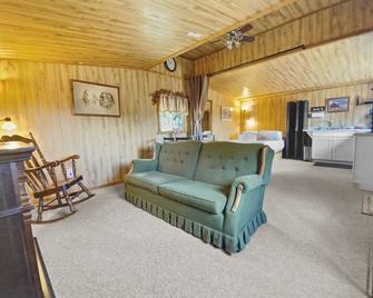 Nice And Knotty Cabin - Hatch - Living room