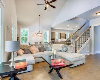 Quaint Newnan Vacation Rental Near State Park! - Newnan - Living room