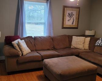 The Vineyard House - Quiet And Quaint Full House - Mount Airy - Living room