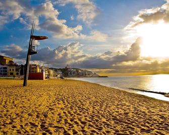 Nice loft apartment with garden and private pool - Sant Pol de Mar - Plage