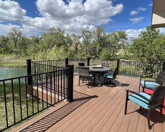 Lodge on the Bluegrass; 60 acres, a pond with sandy beach & 1/3 mile of river. - Wheatland - Balcón
