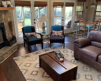 River Run Chalets - Nottely Riverfront, Starlink w/ Roku TV, Easy River Access - Murphy - Salon