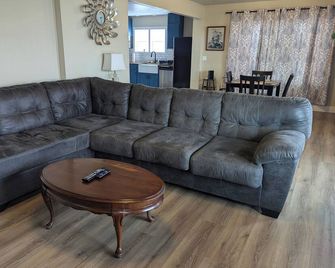 Spacious 5-bedroom house in welcoming Clarkston with WiFi, AC - Clarkston - Sala de estar