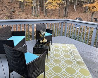 Peaceful oasis w/ outdoor fire pit, deck & dining - Cornwallville - Balcony