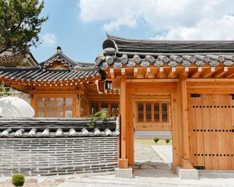Gyeongju Hanok Sohwa - Gyeongju - Building