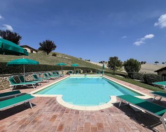 Beautifully restored villa with stunning views with yoga studio and private pool - San Severino Marche - Pool