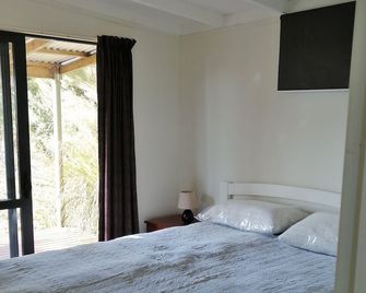 The cabins 2 with 50 acres of private bush - Mangawhai - Bedroom