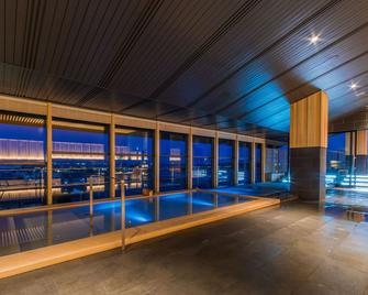 Grandia Housen - Awara - Pool