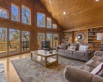 Rustic Lakeview Cabin Escape featuring Billiards, Free Daily Attraction Tickets & Close to Big Cedar - Ridgedale - Living room