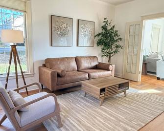 Cozy Ithaca Retreat - Fenced Yard - Ithaca - Living room