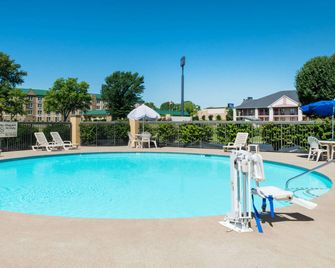Baymont by Wyndham Clarksville Northeast - קלרקסוויל - בריכה
