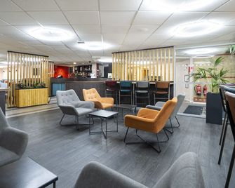Ramada by Wyndham London Stansted Airport - Bishop's Stortford - Lounge