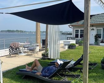 Charming bungalow in amazing City Island The Bronx with water view - Bronx - Patio