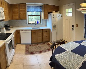 Private Retreat near Lake Mendota, 3600 per month from Oct - May - Madison - Kitchen