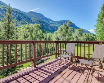 Cozy, waterfront, mountainview cabin w/prime location & shared hot springs - Redstone - Balcón